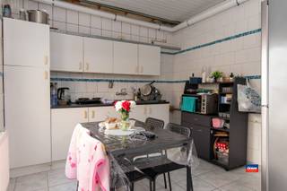 HOBOKEN | WOONHUIS MET VIER SLAAPKAMERS, DRIE BADKAMERS EN KOER | MOMENTEEL OPGEDEELD ALS DRIE WOONUNITS |Indeling als volgt: gelijkvloers : Inkomhal...