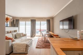 Res. Green Corner<br /><br />Gezellig appartement vlak bij de Lippenslaan met zicht op het groen.<br />Een appartement met veel lichtinval, in de woonkamer ligt een parket vloer, er is een apart toilet, een kitchenette, een badkamer met inloopdouche en lavabo, en een ruime slaapkamer die plaats biedt voor 4 personen. <br />Er zijn zeer veel ingemaakte kasten en het appartement is instapklaar. <br />op -1 is nog een privé kelder aanwezig.<br /><br />Ref: A1001