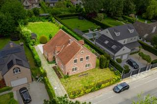 We Invest a le plaisir de vous présenter cette charmante villa idéalement située à proximité de nombreuses commodités, dans un quartier calme, sur...