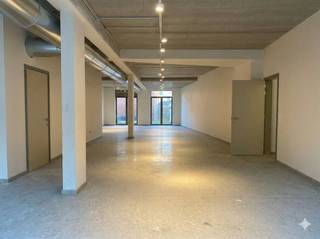 Are you looking for a commercial property with maximum visibility, strategically located in a lively neighborhood with a lot of passage? Then this...