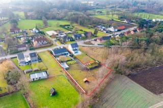 Ruime gezinswoning met 4 slaapkamers op 29 are. <br /><br />INDELING<br /><br />Via de ruime inkomhal betreden we de gezellige leefruimte met aansluitend de eetkamer. Vanuit deze ruimtes geniet u van een open en vrij zicht op de grote tuin en het terras. In de veranda wordt dit groene kader nog extra benadrukt.<br /><br />De volledig uitgeruste keuken sluit hier naadloos op aan en biedt eveneens toegang tot de ruime kelder en een grote voorraadberging met ingemaakte kasten.<br />Via de nachthal bereikt u vier slaapkamers, een gastentoilet en de recent gerenoveerde badkamer met groot badmeubel, toilet en inloopdouche.<br /><br />Op het gelijkvloers bevindt zich bovendien een ruime inpandige garage met elektrische sectionaalpoort. Via een plooiladder in de garage is de zolderverdieping bereikbaar.<br /><br />De tuin is royaal en praktisch ingericht, met voldoende open ruimte voor het houden van dieren aan huis. Dankzij de aanwezige servitude is er bijkomende, functionele toegang tot het perceel, wat het aan- en afvoeren van materiaal of het verzorgen van dieren aanzienlijk vergemakkelijkt. Dit maakt het geheel bijzonder geschikt voor wie dieren wenst te combineren met comfortabel wonen.<br /><br />TUIN<br />De tuin is zeer onderhoudsvriendelijk aangelegd en volledig omheind.<br />Servitude aan rechterkant geeft toegang aan het achterliggend perceel.<br /><br />BIJZONDERHEDEN<br />- Ruim aangelegde tuin en terras<br />- Ruime kelder (20m²)<br />- Ruime zolder (115m²)<br />- Rolluiken aan de slaapkamers<br />- Groene rustige ligging <br />- Recht van doorgang zijkant perceel<br />- Geen renovatieverplichting EPC-label D<br /><br />POSITIEVE ASPECTEN<br /><br />- Ruime gelijkvloerse woning<br />- Bijzonder goed onderhouden<br />- Snelle beschikbaarheid<br />- Groot perceel – mogelijkheid dieren aan huis<br />- Goede locatie richting Mol of Geel centrum