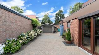 Bent u op zoek naar een warme thuis waar ruimte en comfort hand in hand gaan?<br />Dan is deze woning in de Raafstraat 17 te Genk zeker het ontdekken waard. De woning is gelegen op een mooi perceel van 3a 95ca (395 m²) in een doodlopende straat. Hierdoor geniet je van een rustige en aangename woonomgeving met weinig doorgaand verkeer. Een ideale setting voor gezinnen met kinderen, die hier in alle rust en veiligheid kunnen spelen en opgroeien.<br /><br />De woning beschikt over een aangename leefruimte en telt drie slaapkamers. Een absolute troef is de gezellige veranda, die een mooie verbinding vormt tussen de woning en de tuin. Dankzij de grote glaspartijen geniet je hier van een aangename lichtinval en een mooi zicht op de buitenomgeving. De veranda vormt dan ook de ideale plek om rustig te ontbijten, te ontspannen of gezellig samen te tafelen.<br /><br />Achteraan de woning bevindt zich een verzorgde buitenruimte met verschillende gezellige zithoekjes en een aangename groene inrichting. De tuin biedt bovendien nog heel wat mogelijkheden om verder naar eigen smaak en wensen in te richten.<br />Een extra troef is de vrijstaande garage. Deze biedt niet alleen plaats voor de wagen, maar is eveneens bijzonder praktisch voor het stallen van fietsen, tuinmateriaal of het creëren van extra bergruimte.<br />Daarnaast beschikt de woning over een praktische kelder, die extra opbergruimte biedt en ideaal is voor het stockeren van voorraad, materiaal of andere spullen. Verder is de woning voorzien van rolluiken.<br /><br />De woning beschikt momenteel over een EPC-label E. Hierdoor is de Vlaamse renovatieverplichting voor residentiële gebouwen van toepassing.<br />De woning is reeds voorzien van spouwmuurisolatie, wat een goede basis vormt voor verdere energetische verbeteringen.<br />Meer informatie over de renovatieverplichting, de voorwaarden en de geldende wettelijke bepalingen is terug te vinden op de volgende website: https://www.vlaanderen.be/bouwen-wonen-en-energie/bouwen-en-verbouwen/renovatieverplichting-voor-nieuwe-eigenaars<br /><br /><strong>Rustige ligging in Kolderbos</strong><br />De woning bevindt zich in Kolderbos, een residentiële en groene wijk van Genk. De ligging combineert rust en wooncomfort met een goede bereikbaarheid van dagelijkse voorzieningen.<br />Voor de dagelijkse boodschappen hoef je niet ver. In de wijk vind je onder meer een supermarkt en verschillende lokale handelszaken. Zo bevindt Lidl zich in de Hooiweg, in het hart van Kolderbos.<br /><br />Ook op het vlak van ontspanning en gastronomie heeft Genk heel wat te bieden. Zowel in de omliggende wijken als in het stadscentrum vind je een uitgebreid aanbod aan winkels, restaurants, cafés en andere horecazaken. Genk-centrum is vlot bereikbaar met de wagen, de fiets en het openbaar vervoer.<br />Ook natuurliefhebbers komen hier volop aan hun trekken. In en rond Kolderbos zijn verschillende groene ruimtes en wandelmogelijkheden te vinden. Het nabijgelegen Zillebos beschikt over wandelpaden en bewegwijzerde routes van 2,1 km, 4 km en 5,2 km.<br /><br /><strong>Goede bereikbaarheid en openbaar vervoer</strong><br />Ook qua bereikbaarheid is deze woning gunstig gelegen. In de wijk zijn verschillende busverbindingen aanwezig. Daarnaast zet de stad Genk verder in op de optimalisatie van het openbaar vervoer en de uitbouw van Hoppinpunten.<br />Het treinstation van Genk bevindt zich op ongeveer 2 km van de woning, waardoor ook verplaatsingen met de trein vlot mogelijk zijn. Bovendien is er een goede aansluiting op de belangrijkste invalswegen van Genk en de omliggende gemeenten.<br /><br />Neem gerust een kijkje in de 3D-tour en wandel alvast virtueel door de ruimte - wel zo makkelijk én leuk!<br />https://my.matterport.com/show/?m=wy1erk24Dmn<br /><br />Wens jij deze woning te bezichtigen? Aarzel niet en neem contact met ons op, we staan voor je klaar!<br />Tel.: 0032 497 84 48 80<br />E-mail: info@caenenvastgoed.be<br /><br />Tot binnenkort!