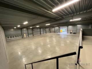 Strategisch gelegen magazijn van 750m² op het industrieterrein 'Stadsheide' in Hasselt, op een steenworp afstand van de Corda Campus...