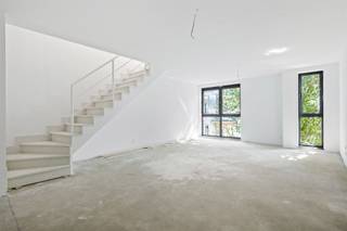 <p><span>Energiezuinige nieuwbouw duplex (101m²) op de tweede en de derde verdieping van een kleinschalig gebouw in het centrum van Schoten. </span></p><p><span> </span></p><p><span>Op de tweede verdieping vinden we een leefruimte met open keuken (volledig uitgerust), een nachthal, een toilet, een berging/wasplaats, één slaapkamer met een en suite badkamer (met lavabomeubel en douche) en een terras (aan de achterzijde van het gebouw). </span></p><p><span> </span></p><p><span>Op de derde verdieping geeft de overloop dan nog toegang tot twee slaapkamers. Verder vinden we hier ook nog een badkamer (met lavabomeubel en douche). </span></p><p><span> </span></p><p><span>Een warmtepomp, vloerverwarming, zonnepanelen, ventilatiesysteem, ... Het werd hier allemaal voorzien. De parketvloeren worden komende week nog geplaatst en de muren en het plafond krijgen ook nog een grondlaag. </span></p><p><span> </span></p><p><span>De maandelijkse huurprijs bedraagt € 1.460,00. Er zijn hier geen gemeenschappelijke kosten. Wel zal er een beurtrol komen voor het onderhoud van de gemeenschappelijke inkom- en traphal.</span></p><p><span> </span></p><p><span>Graag uw interesse bevestigen per mail (stijn@vastgoedbardyn.be) of Whatsapp (0478/95.01.51). Vervolgens contacteer ik U om een afspraak in te plannen. </span></p><p><span> </span></p>