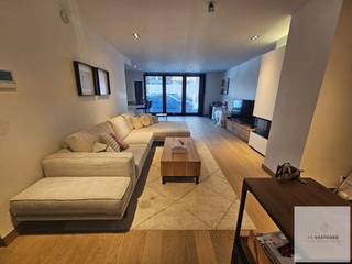 <p>Op zoek naar een stijlvol en instapklaar appartement met alle comfort? Dan is dit prachtig afgewerkte gelijkvloerse appartement zeker een bezoek waard!</p>
<p></p>
<p>Het appartement beschikt over een ruime en lichtrijke leefruimte met een warme parketvloer en een gezellige inbouwcassette op aardgas. De moderne open keuken is volledig uitgerust met alle nodige toestellen en sluit naadloos aan op de leefruimte.</p>
<p></p>
<p>Verder zijn er twee volwaardige slaapkamers en een comfortabele badkamer met zowel een ligbad als een aparte douche. Het mooie, ruime terras vormt de ideale plek om in alle rust van het buitenleven te genieten.</p>
<p></p>
<p>Dankzij het uitstekende EPC-label A geniet u bovendien van een energiezuinige woning met lage verbruikskosten.</p>
<p></p>
<p><strong>Extra troeven:</strong></p>
<ul>
<li>Garage inbegrepen in de huurprijs</li>
<li>Kelderberging inbegrepen</li>
<li>Energiezuinig (EPC-label A)</li>
<li>Luxueuze afwerking</li>
<li>Beschikbaar vanaf <strong>1 september 2026</strong></li>
<li><strong>Gemeenschappelijke fietsenberging</strong></li>
</ul>
<p></p>
<p><strong>Huurprijs:</strong> € 950/maand<br /><strong>Provisie gemeenschappelijke kosten:</strong> € 60/maand</p>
<p></p>
<p>Interesse? Neem gerust contact op voor meer informatie of een bezichtiging.</p>