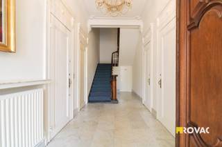 Centraal gelegen kantoorruimte (63 m² - volgens EPC) bestaande uit kantoorruimte met kitchenette, berging, vergaderzaal, badkamer met toilet, lavabomeubel en douche. Mogelijkheid tot het aankopen van een garage achteraan het gebouw (+ € 15.000). <br /> Verwarming : CV op aardgas. REF.: 9036.