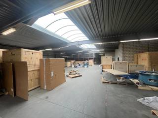 Alleenstaand bedrijfsgebouw bestaande uit magazijn 1.150 m² met kantoor verdeeld over 3 verdiepingen van in totaal 950m² (incl. sociale...