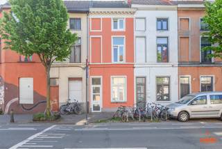 Deze <strong>gezellige stadswoning</strong>, gelegen op een steenworp afstand van het bruisende centrum van Gent, biedt een goede bereikbaarheid via belangrijke invalswegen, lokale handelaars en het openbaar vervoer op wandelafstand.<br /><br />Op het gelijkvloers vind je de <strong>eetkamer</strong>, die doorloopt naar de <strong>keuken</strong>, met aansluitend de <strong>badkamer</strong>. Het eerste verdiep geeft plaats aan de zithoek met bureauruimte. Verder bevindt zich op het tweede verdiep de slaapkamer.<br /><br />Ideaal voor wie op zoek is naar een gezellige starterswoning op centrale ligging. <br /><br />Wenst u een afspraak, neem dan contact op met Theo voor uw bezoek ter plaatse: theo@convas.be