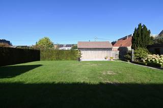<p>Op zoek naar een <strong>ruime gelijkvloerse woning met een mooie tuin én een centrale ligging in Deinze?</strong> Deze degelijk gebouwde bungalow bevindt zich op een perceel van maar liefst <strong>963 m²</strong> en combineert rustig wonen met een uitstekende bereikbaarheid.</p>
<p>De woning is gunstig gelegen in de nabijheid van het <strong>station van Deinze, het stadscentrum en belangrijke invalswegen richting autosnelweg</strong>. Een interessante ligging voor wie graag centraal woont zonder in te boeten aan ruimte en privacy.</p>
<p>Binnen verwelkomt een ruime inkomhal je in de woning. De <strong>aangename en lichtrijke leefruimte</strong> biedt volop plaats voor een gezellige zit- en eethoek en beschikt over een haard die extra sfeer brengt. Aansluitend bevindt zich de ingerichte keuken.</p>
<p>Verder beschikt de bungalow over <strong>drie slaapkamers, een badkamer, kelder en garage</strong>. Achteraan is er bovendien nog een garage en een praktische berging, ideaal voor extra opslagruimte.</p>
<p>Buiten vormt de <strong>ruime en verzorgde tuin</strong> zonder twijfel één van de grote troeven. Het royale perceel biedt heel wat mogelijkheden voor tuinliefhebbers, gezinnen of wie gewoon graag geniet van rust en buitenruimte. Ook het aanwezige tuinhuis zorgt voor bijkomende bergruimte.</p>
<p>De woning is <strong>licht te renoveren en te moderniseren</strong>, maar beschikt over een solide basis en een praktische gelijkvloerse indeling. Hierdoor krijg je de kans om ze stap voor stap aan te passen aan je eigen smaak en hedendaagse woonwensen.</p>
<p><strong>Een interessante eigendom voor wie ruimte, een groot perceel en een centrale ligging weet te waarderen.</strong></p>
<p>Benieuwd naar de mogelijkheden van deze bungalow?<br /><strong>Neem contact op met Wim via 0492 68 38 38 of wim@lannimmo.be voor meer informatie of een bezoek.</strong></p>
<p><strong>Troeven:</strong> 963 m² perceel • bungalow/gelijkvloers wonen • 3 slaapkamers • ruime leefruimte • garage en kelder • grote tuin • centrale én rustige ligging • renovatiepotentieel.</p>