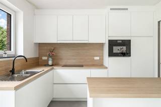 Volledig afgewerkte nieuwbouwwoning in doodlopende straat!Belangrijkste troeven:- Kwalitatieve afwerking door lokale, betrouwbare professionals- Zeer...