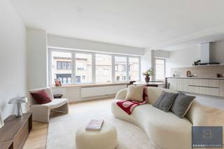 <p>Deze appartementen werden gerenoveerd met nieuwe: leidingen, vloeren, badkamer, keukens, … Er zijn 4 gelijkaardige appartementen te koop, waarbij u de accentkleur van uw keuken kunt kiezen én of u graag op de eerste of tweede verdieping wenst te wonen.</p>
<p>De appartementen zijn elk ingedeeld in:<br />Inkom, berging, apart toilet, badkamer met inloopdouche en lavabomeubel, leefruimte (met zithoek en eetplaats) en open keuken (met Bosch toestellen: kookplaat, dampkap, oven, microgolfoven, koelkast, diepvries, vaatwas en spoelzone). Verder vinden we er 2 ruime slaapkamers, waarvan 1 met eigen dressing.</p>
<p>De appartementen worden afzonderlijk verwarmd met gloednieuwe eigen centrale verwarmingsketel op aardgas. Aankoop staanplaats aan €15.000 . Upgrade mogelijk naar garagebox aan €35.000.</p>
<p>Absoluut pluspunt: de centrale ligging! Deze wordt gestaafd door de Mobiscore van 9/10.</p>
<p>Aarzel niet Bonne Vastgoed te contacteren voor meer info via 050/73.73.73 of info@bonnevastgoed.be</p>