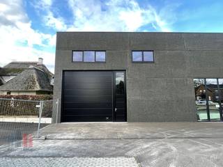 Reeds verhuurde nieuwbouw KMO-unit met een oppervlakte van 108 m² te koop, ideaal als investering, op de nieuwe bedrijvenzone langs de bedrijvige Brugsesteenweg, nabij de Oostendsebaan met een onmiddellijke verbinding naar de A10 op- en afrit Gistel & de E40 op- en afrit Oudenburg.<br /><br />De casco magazijnruimte (brandklasse C) heeft een vrije hoogte van +/- 6 m en is opgebouwd uit een staalconstructie met een silexbetonplint en geïsoleerde sandwichpanelen. Verder is de loods uitgerust met een automatische sectionale poort (4 m B x 4,5 m H), lichtstraat met rookluik en polybetonvloer. Dankzij de afzonderlijke toegangsdeur en raampartij boven de deuropening kan men een kantoor / showroom inbouwen. De unit maakt deel uit van fase II van de gloednieuwe KMO-ontwikkeling "De Gaffel" bestaande uit 15 KMO-units te koop met oppervlaktes van 126 m² tot 227 m² (samenvoegbaar tot +/- 850 m²) waarvan 2 units met kantoor (46 m² & 99 m²) en 1 unit met een casco woning (192 m²). De loodsen aan de voorzijde van het project zijn op de 1e verdieping voorzien van een mezzanine en glaspartijen. De KMO-unit in combinatie met woning (met landelijk zicht) situeert zich aan de achterkant van de site. Per magazijn is er minstens één privatieve parkeerplaats. De unit is reeds verhuurd met een maandelijkse huurprijs van €650/maand, wat deze investering extra interessant maakt.<br /><br />Contacteer PANORAMA B2B voor meer inlichtingen, plannen of een vrijblijvend plaatbezoek 0476 215 115.