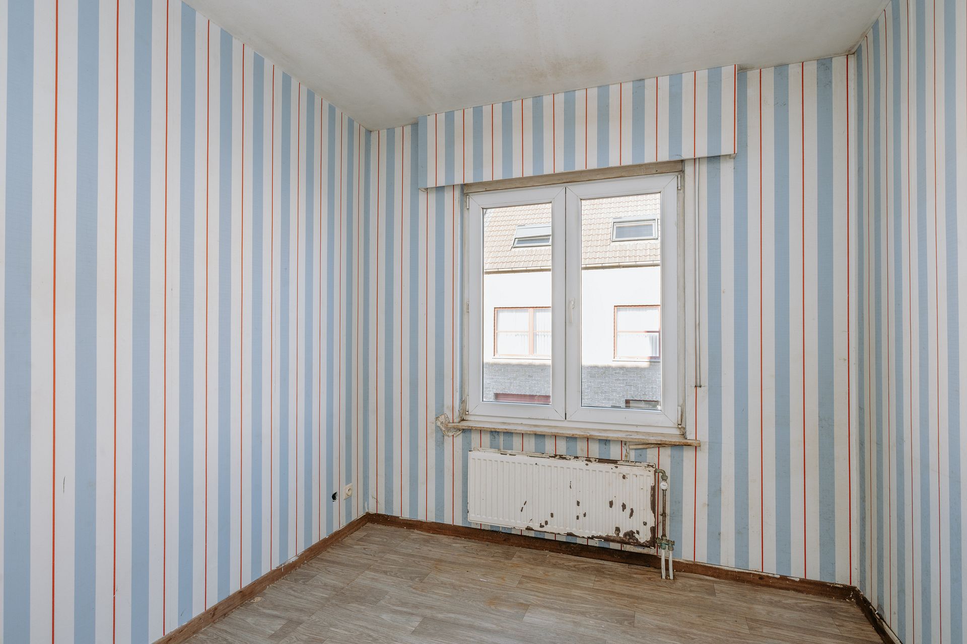 Te renoveren gezinswoning met zonnige tuin! - foto 5
