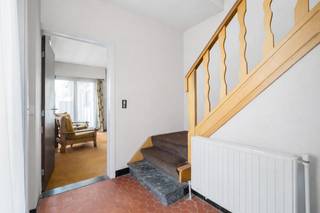 Deze halfopen bebouwing in Eeklo biedt een unieke kans voor wie op zoek is naar ruimte en de mogelijkheid om een woning volledig naar eigen smaak...