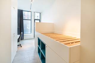<p>Dit kwalitatieve kot ligt op TOP locatie, vlakbij het nieuwe Zuidpark en het bruisende Antwerpse Zuid. Voorzien van een bed (matras zelf te voorzien), bureau en bureaustoel, kleerkast, eigen microgolfoven en koelkast, televisie, safe en eigen badkamer met toilet, douche en lavabomeubel; kortom, alles wat een moderne student nodig heeft voor top studieresultaten. Elk verdiep heeft een gemeenschappelijke keuken ter beschikking, voorzien van alle apparatuur. Verwarming op airco (lucht-lucht warmtepomp). Gemeenschappelijke fietsenstalling. Gebouw voorzien van een lift. Huurprijs: 595 euro - Gemeenschappelijke kosten: 69 euro (schoonmaak afvalophaling, internet, waterverbruik). Elektriciteit met eigen meter. Contract voor 12 maanden.</p>