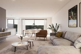 Deze woning wordt gebouwd in het vernieuwend woonproject ‘Roobaertpark’, een rustige buurt die vernieuwend groen, open en verkeersarm is ingericht aan de rand van het stad. De woning is aangesloten op het stadswarmtenet, waardoor je minder afhankelijk bent van fossiele brandstoffen zoals aardgas! <br />Lot 22 is een halfopen bebouwing op een grondoppervlakte van 351 m². Tijdloze woning met 149 m² bewoonbare oppervlakte. GELIJKVLOERS: inkom, wc, living (30,50 m²), open keuken met eiland, ruime berging, ruime fietsenberging. EERSTE VERDIEPING: 2 kinderkamers, 1 ruime slaapkamer voor de ouders, ingerichte badkamer met inloopdouche en dubbele lavabo, aparte wc, stapelzolder.<br />Deze woning staat ruwbouwwinddicht momenteel en kan tamelijk snel instapklaar gemaakt worden.<br /><br />Deze woning wordt aangeboden met ingerichte badkamer, bevloering en vloerverwarming.<br /><br />Leuke tuin met goeie oriëntatie. Aangrenzend aan groenzone.<br />In de prijs is ook begrepen:<br />- tuinafsluiting met zwarte Plastidordraad.<br />- autostaanplaats in parkeerpocket.<br /><br />Prijs excl. btw en kosten. Voor meer info bel 09 280 60 60 of mail naar info@durabrik.be<br />Download de brochure op https://durabrik.immo/roeselare-honzebroekstraat <br />Bezoek onze kijkwoning ter plaatse. Een afspraak maken kan via https://www.durabrik.be/nl/kijkwoningen/roeselare-honzebroekstraat<br /><br />* Afbeeldingen en oppervlaktes zijn indicatief.