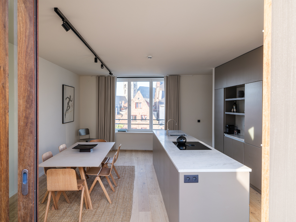 Architecturaal 2-slaapkamerappartement met zonnig terras in het historische stadscentrum van Gent. - foto 5