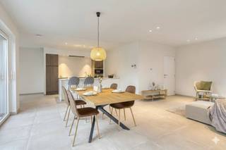 De woning is gebouwd met oog voor de toekomst. Dankzij de uitstekende isolatie en de aanwezigheid van 8 zonnepanelen beschikt deze woning over een gunstig EPC-label A. U heeft als koper ook nog inspraak in de technieken, ofwel kiest u voor vloerverwarming op gas ofwel gaat u voor de toekomstbestendige warmtepomp.Bij het betreden van de woning valt direct de kwalitatieve afwerking op, bestaande uit:Gelijkvloers: Lichtrijke en ruime leefruimte met open volledig geïnstalleerde keuken, voorzien van alle modern comfort. De indeling is flexibel: naast de eet- en zithoek kan er een additionele bureauruimte of een 'cosy corner' ingericht worden.Een inpandige garage met sectionale automatische poort en een aangrenzende, ruime berging zorgen voor alle nodige opslagruimte.Verdiep+1:3 slaapkamers - moderne badkamer uitgerust met een inloopdouche en een dubbele inbouwlavabo - apart toiletDe tuin is een oase van rust. Terwijl u geniet op uw terras, kijkt u uit over uw tuin en de naastgelegen wadi, wat zorgt voor een blijvend open en groen gevoel zonder directe inkijk van achterburen.Enkele troeven van dit huis te koop:* Volledig nieuw en kwalitatief afgewerkt.* EPC Label A, 8 zonnepanelen en keuze in verwarmingssysteem.* Rustige, nieuwe verkaveling in het landelijke Krombeke.* Tuin met maximale privacy.Bent u klaar voor een nieuwe start in deze droomwoning? Neem vandaag nog contact met ons op voor een bezoek ter plaatse!