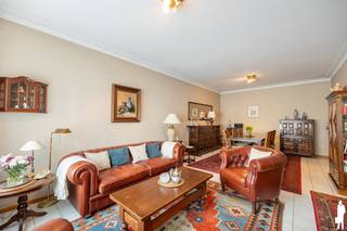 Dit zeer goed onderhouden gelijkvloers appartement in Burcht combineert een praktische indeling met 3 volwaardige slaapkamers, een aangename tuin én een garagebox. Dankzij de lichtrijke leefruimte, het terras en de gunstige EPC-score is dit een interessante opportuniteit voor wie comfortabel en gelijkvloers wil wonen.<br /><br />Indeling<br />- Inkomhal<br />- Apart gastentoilet<br />- Lichtrijke en ruime leefruimte<br />- Aparte keuken<br />- Badkamer voorzien van bad en douche<br />- 3 volwaardige slaapkamers<br />- Rechtstreekse toegang tot terras en tuin<br />- Tuin, het appartement beschikt over een aangenaam terras met aansluitende tuin, ideaal om in alle rust van de buitenruimte te genieten.<br />- Achteraan bevindt zich een externe garagebox, inbegrepen in de verkoopprijs. Een mooie extra troef voor parkeren en bijkomende bergruimte.<br /><br />Algemeen<br />- Gelijkvloers appartement<br />- Zeer goed onderhouden<br />- Garagebox inbegrepen<br />- EPC-label C – geen renovatieverplichting<br />- Centrale verwarming op aardgas<br />- Rustig gelegen nabij het centrum van Burcht<br /><br />Een verzorgd en ruim appartement met alle comfort van gelijkvloers wonen én het grote voordeel van een eigen tuin en garage. Zeker een bezoek waard!