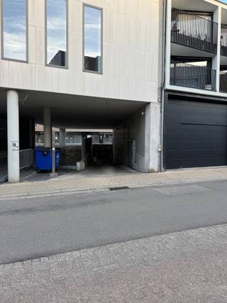 Op zoek naar een veilige en centraal gelegen autostaanplaats in Kapellen? Wij verhuren een privé staanplaats op Dorpsplein 1 (Staanplaats 20), pal...