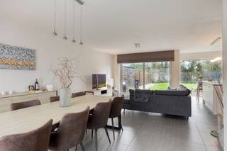 Ruime, energiezuinige gezinswoning met 3 slaapkamers te Wielsbeke. Deze ruime, praktisch ingedeelde gesloten bebouwing bevindt zich in een rustige...