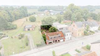 Deze woning in een residentiële woonkern combineert ruimte, potentieel en een aangename ligging. De woning beschikt over een mooi en goed georiënteerd perceel met zicht op groen, wat zorgt voor een aangename woonomgeving. Dankzij de brede gevelbreedte en de grote bebouwde oppervlakte geniet u van verrassend veel mogelijkheden. De woning omvat bovendien een garage, wat een extra troef is. Verder is er een vlotte verbinding naar winkels, scholen en belangrijke invalswegen.<br /><br />Belangrijkste ruimtes:<br />• Inkomhal (9 m²) met toegang tot de leefruimtes<br />• Ruime woonkamer (29 m²) met veel mogelijkheden<br />• TV-kamer (18 m²) als extra leef- of ontspanningsruimte<br />• Keuken (19 m²) met plaats voor een eethoek<br />• Badkamer (11 m²)<br />• Berging (3 m²)<br />• Nachthal (10 m²)<br />• Slaapkamer (12 m²)<br />• Slaapkamer (15 m²)<br />• Slaapkamer (18 m²)<br />• Garage<br /><br />Troeven:<br />• Mooi en goed georiënteerd perceel met zicht op groen<br />• Brede gevelbreedte en mooi ruimtegevoel<br />• Grote bebouwde oppervlakte met garage<br /><br />Neem vandaag nog contact op met je ERA-makelaar voor een bezoek.<br /><br />JOUW DROOMHUIS. ZO GEVONDEN!