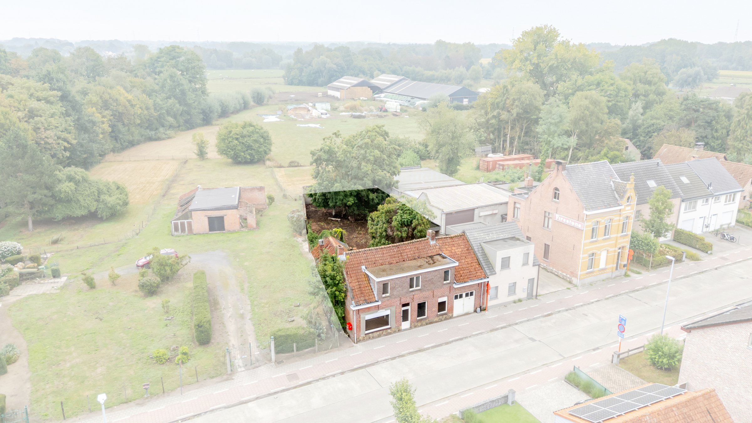 Te renoveren woning met veel potentieel op mooi perceel - foto 1