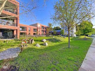 Staanplaats vlakbij stadscentrum. De staanplaats is makkelijk bereikbaar en is geschikt voor 1 wagen. Ingang via Elsa Guyssenpad...