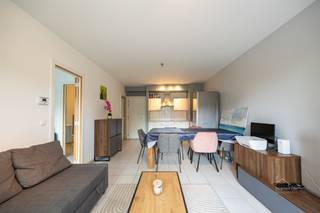 <p>Bent u op zoek naar een modern, instapklaar en uiterst energiezuinig appartement? Dit prachtig onderhouden appartement uit 2013 ligt aan de felbegeerde Robert Schumanlaan 29 in Hoboken. <br />Met een uitzonderlijk gunstig EPC-label A bent u hier klaar voor de toekomst. De ideale match voor starters, singles of als slimme, waardevaste investering!</p><p>Indeling & Troeven</p><p>* Lichtrijke leefruimte met open keuken: De ruime woonkamer geniet van een maximale lichtinval en vormt één mooi geheel met de modern ingerichte open keuken. Gezelligheid en comfort troef.<br />* Heerlijk terras: Direct toegankelijk vanuit de leefruimte. Een heerlijke buitenruimte om te ontspannen, een boek te lezen of te genieten van de frisse lucht.<br />* Ruime slaapkamer: Een royale, rustige slaapkamer met meer dan voldoende plaats voor een groot tweepersoonsbed en een uitgebreide kastenwand.<br />* Aansluitende badkamer: Smaakvol ingericht en voorzien van een comfortabele douche en een elegant lavabomeubel met praktische opbergruimte.<br />* Praktische wasplaats/berging: Een onmisbare, aparte binnenberging met de nodige aansluitingen voor uw wasmachine en droogkast, plus extra opslagruimte.</p><p>Waarom dit appartement een absolute buitenkans is:</p><p>* Top EPC-label A: Uitzonderlijk energiezuinig, wat garant staat voor een zeer laag energieverbruik en optimaal wooncomfort.<br />* Bouwjaar 2013: Gebouwd volgens moderne normen, met kwalitatieve materialen en een conforme elektriciteitskeuring.<br />* Uitstekende ligging: Gelegen in een rustige, aangename buurt in Hoboken (Robert Schumanlaan). Winkels, scholen, parken en het openbaar vervoer (tram en bus richting Antwerpen-centrum) liggen op wandelafstand. Ook de belangrijke invalswegen zijn vlot bereikbaar.</p><p>Mis deze kans niet! Plan snel uw bezoek aan de Robert Schumanlaan 29 en ontdek dit vastgoedpareltje zelf.</p><p>Olena Besjentseva</p><p>Olena@home4you.be<br />+32 486 27 17 30<br />7/7 bereikbaar<br />BIV 520 272</p>