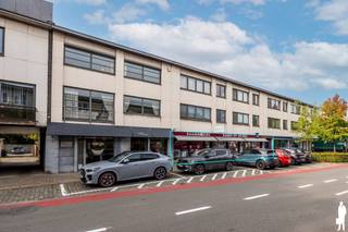 <strong>Commercieel handelspand van ca. 184 m² op toplocatie in het centrum van Schilde</strong><br /><br /><strong>Dit ruime en uitstekend gelegen handelspand bevindt zich in het bruisende centrum van Schilde en biedt tal van mogelijkheden voor commerciële activiteiten. Dankzij de royale winkelruimte, brede etalage (ca. 14 meter) en centrale ligging is dit pand bijzonder geschikt voor een winkel, showroom of andere commerciële invulling.</strong><br /><br /><strong>Indeling</strong><br />
<ul>
<li><strong>Ruime </strong>en <strong>lichtrijke </strong>handelsruimte met <strong>grote raampartijen</strong> aan de straatzijde, ideaal voor <strong>optimale zichtbaarheid</strong> en presentatie</li>
<li>Open winkelruimte met <strong>verschillende indelingsmogelijkheden</strong></li>
<li><strong>Kitchenette </strong>achteraan met compacte vaatwasser, gootsteen, ingebouwde microgolfoven en ingebouwde koelkast</li>
<li>Twee afzonderlijke <strong>bergingen</strong> voor extra opslagruimte</li>
<li><strong>Apart toilet</strong></li>
<li><strong>Airconditioning</strong> (Daikin) voorzien in de handelsruimte</li>
<li>Verwarming op gas d.m.v. radiatoren/convectoren</li>
<li><strong>Ruime, afgesloten private kelderberging (ca. 19 m²)</strong></li>
<li><strong>Kruipruimte aanwezig</strong></li>
<li>Stedenbouwkundige inlichtingen in aanvraag<strong></strong></li>
</ul>
<br /><strong>Uitstekend gelegen in het centrum van Schilde, met winkels, horecazaken en diverse voorzieningen op wandelafstand. De centrale ligging en commerciële omgeving zorgen voor een aantrekkelijke zichtbaarheid en bieden interessante mogelijkheden voor uiteenlopende handelsactiviteiten.</strong><br /><br /><strong>Een uitstekende opportuniteit voor ondernemers die op zoek zijn naar een ruim handelspand op een commerciële locatie in hartje Schilde.</strong>