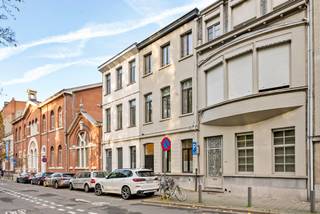 In the prestigious Markgravebuurt, we offer this stately townhouse with a garden. The property stands out for its spacious rooms, functional layout, and excellent location.<br /><br />The ground floor comprises a spacious living room with adjoining dining area and a fully equipped kitchen, both with direct access to the pleasant garden. This layout creates harmony between indoor and outdoor living and offers optimal living comfort.<br /><br />On the mezzanine floor, there is a bright office, perfect for use as a workspace or study area.<br /><br />The first floor features two spacious bedrooms and a fully equipped bathroom. On the second floor, there are two more bedrooms and an additional bathroom, making this property ideal for larger families or those requiring extra space.<br /><br />Additionally, there is a basement providing extra storage space and practical possibilities.<br /><br />This property represents a unique opportunity in one of the most sought-after neighborhoods in the city, characterized by its peaceful surroundings and excellent accessibility.