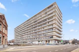 Dit appartement is goed gelegen in het centrum van Tienen met alle benodigdheden vlakbij (winkel, school,...). Zeer makkelijk bereikbaar via E40 (Luik-Brussel) of trein- en busstation. Het appartement is gelegen op de eerste verdieping en is bereikbaar via lift. Het omvat: inkomhal met vestiaire, lichtvolle living, opgefriste en geïnstalleerde halfopen keuken, kleine berging bij de keuken, 2 slaapkamers, apart toilet, badkamer met stortbad en lavabo en een ruim terras aan de achterzijde. Tevens beschikt u over een privatieve (dubbele) kelderberging. CV verwarming via aardgas. De ramen bevatten enkele beglazing, maar aan de hand van de energiescore kunnen we toch spreken van een energiezuinig appartement.