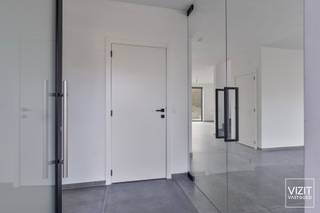 In het landelijke Onkerzele, nabij Geraardsbergen, vindt u deze prachtige nieuwbouwwoning van Brik Houses. De ligging is ideaal, met scholen,...