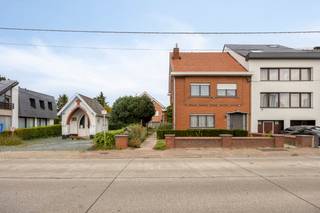 <p>immo DAVID stelt u deze ruime te renoveren 3-gevelwoning met 3 slaapkamers en tuin voor.</p>
<p>Deze gezinswoning, gelegen op een perceel van 4 are en 70 centiare, biedt tal van mogelijkheden om ze volledig naar eigen smaak in te richten.</p>
<p>Op het gelijkvloers vindt u een lichtrijke woonkamer van 37 m² en een keuken van 17 m², van waaruit u toegang heeft tot de tuin. Verder beschikt deze verdieping over een doucheruimte, een apart toilet en een technische ruimte. Boven de technische ruimte bevindt zich bovendien een bergzolder van 20 m², ideaal als extra opslagruimte. Ook is er een veranda aanwezig achter de keuken.</p>
<p>Op de eerste verdieping bevinden zich drie slaapkamers van respectievelijk 14 m², 13 m² en 11 m², evenals een badkamer uitgerust met een ligbad met douchekop, een lavabo en een toilet.</p>
<p>De ruime zolderverdieping van 47 m² vormt een extra troef. Deze is bereikbaar via een vaste trap en biedt tal van mogelijkheden om extra slaapkamers, een hobbyruimte, een bureau of een andere ruimte naar wens te creëren.</p>
<p>Dankzij de ligging in Wolvertem, nabij winkels, scholen, openbaar vervoer en sportfaciliteiten, geniet u van een aangename woonomgeving. Bovendien bevindt de prachtige Plantentuin van Meise zich op enkele kilometers, ideaal voor ontspannende wandelingen en natuurliefhebbers. Ook de verbindingswegen richting Brussel en de A12 zijn vlot bereikbaar.</p>
<p><span>Op </span><span>zoek </span><span>naar </span><span>een </span><span>ruime </span><span>woning </span><span>met </span><span>potentieel? </span><span>Dan </span><span>is </span><span>deze </span><span>halfopen </span><span>bebouwing </span><span>zeker </span><span>een </span><span>bezoek </span><span>waard!</span></p>
