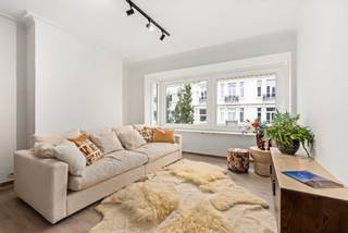 Gerenoveerd 3slpk apt. met terras en airconditioning.<br /><br />Ontdek dit lichtrijke appartement van 95 m² op de 5e verdieping van Rogierlaan 59, op een uitstekende ligging in het historische stadscentrum van Oostende, op wandelafstand van station, strand, winkels en horeca.<br /><br />Er is slechts één appartement per verdieping, wat zorgt voor veel privacy. Het appartement beschikt over 2 slaapkamers van 12 m² en 11 m² en een extra binnenkamer van 6 m², voorzien van ventilatie en inbouwkasten, ideaal als bureau, kinderkamer, dressing of extra berging.<br /><br />De volledig ingerichte keuken is voorzien van oven, microgolf, vaatwasser, koelkast en diepvries. Daarnaast is er een aparte berging met aansluitingen voor wasmachine en droogkast.<br /><br />In de kelder is er tevens een ruime berging alsook een toegewezen fietsenstaanplaats.<br /><br />Achteraan bevindt zich een breed zonnig terras waar u vanaf de middag tot ’s avonds van de zon geniet. Verder beschikt het appartement over airconditioning en heeft het een energiezuinig EPC-label B.<br /><br />Extra troef is het mooie uitzicht op karaktervolle Belle Époque-architectuur.<br /><br />Troeven: 95 m² – EPC B – 2 slaapkamers + polyvalente kamer – zonnig terras – volledig ingerichte keuken – airconditioning – één appartement per verdieping – fietsenstaanplaats -centrale ligging vlak bij station, strand en centrum.