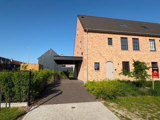 Exclusieve nieuwbouwwoning met aangelegde tuin – Mogelijkheid tot 6% btw*<br /><br />Welkom in een woning waar luxe, comfort en energiezuinigheid perfect samenkomen.<br /><br />Gelegen in het gegeerde Oostakker, vlak bij het centrum en met een vlotte verbinding naar belangrijke invalswegen, vindt u deze uitzonderlijke nieuwbouwwoning op een perceel van 486 m² met een zonnige zuidwestgerichte tuin.<br /><br />Vanaf het eerste moment wordt u verrast door de overvloedige natuurlijke lichtinval, de royale ruimtes en de hoogwaardige afwerking. Elk detail werd zorgvuldig gekozen om een unieke woonervaring te creëren waar elegantie en functionaliteit hand in hand gaan.<br /><br />Met een indrukwekkende bewoonbare oppervlakte, 4 volwaardige slaapkamers en een luxueuze afwerking biedt deze woning alles wat de moderne woonliefhebber zoekt. De hoogwaardige materialen spreken voor zich: een exclusief granieten keukenwerkblad in Nero Zimbabwe, een stijlvolle Corian-spoeltafel, natuurstenen trappen en een kwalitatieve keramische tegelvloer doorheen de volledige woning.<br /><br />Ook op technisch vlak blinkt deze woning uit. Dankzij de combinatie van een Daikin warmtepomp (verwarmen én koelen), zonnepanelen en een E-peil 0 geniet u van maximaal wooncomfort én minimale energiekosten. Bovendien voldoet de woning vandaag al aan de normen van morgen.<br /><br />De volledig geïntegreerde domotica laat u toe verlichting, verwarming en andere functies eenvoudig via uw smartphone te bedienen. Alle verlichting, waaronder inbouwspots en ledlijnen, is reeds voorzien. Ook de badkamer werd volledig op maat ingericht met stijlvolle inbouwkranen en een exclusief badkamermeubel.<br /><br />Buiten geniet u van een volledig afgewerkt geheel: de oprit, het terras, de afsluiting én de aangelegde tuin zijn reeds gerealiseerd, zodat u onmiddellijk zorgeloos kunt intrekken.<br /><br />Troeven op een rij<br /><br />✓ Hyperenergiezuinig (E-peil 0)<br />✓ Daikin warmtepomp en zonnepanelen<br />✓ Zuidwestgerichte tuin met optimale zonoriëntatie<br />✓ 4 volwaardige slaapkamers<br />✓ Hoogwaardige keuken met Novy- en AEG-toestellen<br />✓ Domotica en volledige verlichting inbegrepen<br />✓ Exclusieve materialen zoals natuursteen en graniet<br />✓ Maatwerkmeubilair en luxueuze badkamerafwerking<br />✓ Oprit, terras en tuin reeds volledig aangelegd<br /><br />Bent u op zoek naar een instapklare nieuwbouwwoning waar kwaliteit, luxe en energiezuinigheid centraal staan? Dan nodigen wij u graag uit voor een persoonlijke rondleiding.<br /><br />📞 0485 604 991<br />✉️ maarten@danimmo.be<br /><br />*Prijzen exclusief notariskosten, registratiekosten en btw.<br />*6% btw op de constructiewaarde mogelijk onder bepaalde voorwaarden.