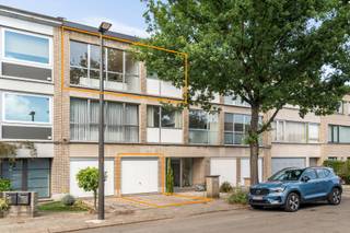 Ben je op zoek naar een appartement dat je volledig naar eigen smaak kunt renoveren, gelegen op een absolute rustige toplocatie in Mortsel? Dan is...