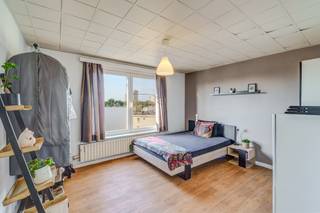 <p>Bent u op zoek naar een instapklaar, comfortabel en uitstekend gelegen appartement? Dit aantrekkelijke eigendom bevindt zich op de vierde verdieping van een uiterst verzorgd gebouw met lift. De ligging is zonder meer strategisch te noemen: op een boogscheut vindt u een divers aanbod aan winkels, supermarkten, scholen en openbaar vervoer, waardoor alles wat u dagelijks nodig heeft binnen handbereik ligt. Ook op het vlak van energie-efficiëntie en onderhoud zit u hier goed. Het dak van het gebouw werd in 2023 volledig vernieuwd volgens de hedendaagse normen, en de woning is rondom voorzien van hoogwaardige dubbele beglazing.</p><p>Bij het betreden van het appartement valt meteen het lichtrijke karakter en de doordachte indeling op. De royale leefruimte straalt een warme en uitnodigende sfeer uit en biedt ruim voldoende plaats voor een volwaardige zithoek en een grote eettafel. Een absolute troef is de open keuken, die naadloos aansluit op het leefgedeelte. Terwijl u een heerlijke maaltijd bereidt, blijft u moeiteloos in contact met uw gezin of gasten. De keuken is uiteraard volledig geïnstalleerd en uitgerust met alle nodige kwalitatieve inbouwtoestellen.</p><p>Het nachtgedeelte herbergt twee mooie, volwaardige slaapkamers. De ruime masterbedroom biedt voldoende oppervlakte voor een comfortabel dubbel bed én een grote garderobekast. De tweede slaapkamer is multifunctioneel en leent zich perfect als kinder- of gastenkamer, maar evengoed als rustige thuiswerkplek. Vanuit deze kamer heeft u bovendien rechtstreeks toegang tot het gezellige, privatieve terras waar u in alle rust van de zon kan genieten.</p><p>De badkamer is functioneel ingericht en voorzien van een dubbele wastafel, een toilet, een comfortabel ligbad met geïntegreerde douchemogelijkheid en de nodige aansluitingen voor een wasmachine en droogkast. Om het woongemak compleet te maken, hoort bij het appartement nog een handige, privatieve kelderberging die zorgt voor die altijd welkome extra stockageruimte.</p><p>Wilt u de vele troeven van dit appartement zelf komen ontdekken? Plan dan snel uw bezoek in met Dimitry via dimitry@copandi.be of 0493 37 27 43.</p>