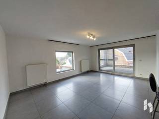 Mooi appartement ( 73m² ) op de 2de verdieping met 1 slaapkamer, terras en carport in het centrum van Lommel!<br /><br /><strong>BIJZONDERHEDEN:</strong><br />- Kelderberging aanwezig<br />- Gemeenschappelijke kost €50/maand<br />- Beschikbaar vanaf 1/12/2026 <br /><br /><strong>INDELING:</strong> Inkomhal, woonkamer, keuken, berging, badkamer, toilet, slaapkamer<br />
<p>Indien u een bezichtiging wenst, gelieve u hieronder kandidaat te stellen.<br />Zodra een bezichtiging mogelijk is, zullen we u contacteren voor een afspraak.<br /><br /><span>Door de grote toestroom van huuraanvragen, zijn we niet in de mogelijkheid iedereen persoonlijk te beantwoorden, indien u binnen 10 dagen geen reactie van ons heeft ontvangen, komt u niet in aanmerking voor dit pand.</span></p>