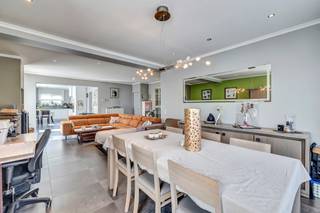 Voor meer info of een bezoek, bel 054 69 39 34 - UNIEKE AANBIEDING - Op een uitstekende uitvalsbasis in Erpe-Mere bevindt zich deze instapklare...