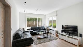 Gezellige en verrassend ruime alleenstaande woning met 5 slaapkamers, gelegen in een rustige villawijk te Knokke-Heist. Indeling op het gelijkvloers: inkomhall met apart gastentoilet, ruime lichtrijke en zonnige living met salon en eetplaats, open en volledig geïnstalleerde keuken met ontbijthoek, ruime wasplaats/berging, 1ste slaapkamer of bureel.. Op de verdieping: nachthall, vestiairekast, 4 slaapkamers waarvan 2 met ingemaakte kasten, 1 badkamer met ligbad, aparte douche, dubbele lavabo en toilet. Aangename en zonnige tuin, verscheidene terrassen, kelder en voldoende parkeergelegenheid. Deze ideaal gelegen woning heeft aangename vensterpartijen waardoor men kan genieten van veel lichtinval, zonlicht maar toch voldoende en volledige privacy door de tuin rondom de woning. Zeker uw bezoek waard!