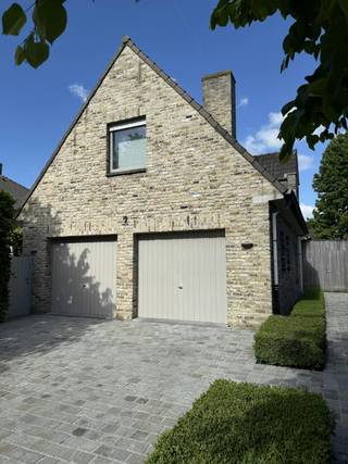 Cette belle et spacieuse villa bénéficie d'un emplacement idéal : au calme, à la périphérie de la ville, à proximité des commerces et des écoles et avec un accès facile à l'E403. La maison comprend un hall d'entrée, des toilettes, un bureau, un salon lumineux, une cuisine entièrement équipée avec des appareils Miele et un garage double au rez-de-chaussée.Au premier étage, vous trouverez 4 chambres spacieuses, 2 salles de bains et des toilettes séparées.Dans le jardin, il y a 2 terrasses et un grand abri de jardin. Le jardin bénéficie pleinement du soleil et offre beaucoup d'intimité. Une belle opportunité !Planifiez rapidement votre visite via Dewaele.comVous pouvez consulter les conditions générales de Dewaele DIY sur dewaele.com.