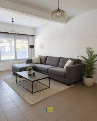 <p><span>Dit verzorgd gelijkvloers appartement aan de Keizershoevestraat 25 in Wilrijk biedt een aangename combinatie van comfort, ruimte en een gezellige buitenruimte.</span></p><p><span>Het appartement beschikt over een ruime en lichtrijke woonkamer, een praktisch ingerichte keuken met voldoende kastruimte en ingebouwde toestellen, één slaapkamer met uitgebreide opbergmogelijkheden en een moderne badkamer met inloopdouche, lavabo en toilet.</span></p><p><span>Daarnaast is er een aparte bergruimte met aansluiting voor een wasmachine.</span></p><p><span>Een absolute troef is de aangename private tuin met terras, waar u in alle rust van de buitenlucht kunt genieten.</span></p><p><span>Dankzij de verzorgde afwerking, praktische indeling en fijne buitenruimte is dit appartement ideaal voor wie comfortabel wil wonen in Wilrijk.</span></p>