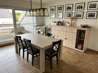 <p><strong>Op zoek naar een ruim duplex appartement met twee slaapkamers en een autostaanplaats? Zo gevonden!</strong></p><p>Dit duplex appartement is voorzien van een<strong> inkomhal met apart toilet</strong>. Via de inkomhal komt men onmiddellijk in de <strong>open ingerichte keuken</strong> die aansluiting heeft met het<strong> terras</strong> en de <strong>L-vormige leefruimte</strong>. De keuken is voorzien van een vaatwasser, kookplaat (keramische), dampkap, oven, dubbele inox spoelbak en koelkast. Aansluitend is er ook nog de<strong> berging</strong> die dienst doet als technische ruimte en voorzien is van een aansluiting voor wasmachine en droogkast. Op de verdieping bevinden zich de<strong> badkamer</strong>, <strong>twee slaapkamers</strong> en een<strong> bureel</strong>. De badkamer is voorzien van een ligbad en douche met dubbele lavabo in meubel. De slaapkamer vooraan heeft een oppervlakte van +/-10 m², de slaapkamer achteraan heeft een oppervlakte van +/-14 m².</p><p>Het duplex appartement heeft nog een <strong>aparte inrit</strong> voor de <strong>ondergrondse autostaanplaats</strong> en <strong>berging</strong> grenzend achter de autostaanplaats.</p>