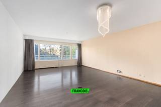 Op zoek naar een ruime woning te koop in Sint-Jans-Molenbeek met veel licht en potentieel? Dit op te frissen appartement op de zesde verdieping aan de Louis Mettewielaan biedt comfort, ruimte en een topligging nabij het centrum.<br /><br />Deze lichtrijke woonst van 127m² beschikt over een ruime leefruimte met grote raampartijen en aangename lichtinval. De keuken kan volledig naar eigen smaak ingericht worden. Met twee volwaardige slaapkamers, waarvan één met eigen doucheruimte, en een tweede badkamer, is dit een ideale gezinswoning of investering. De twee ruime terrassen voor- en achteraan bieden een mooi zicht op het groen en zorgen voor rust. Daarnaast is er een praktische kelderberging en een garage verplicht aan te kopen (€25.000). De gemeenschappelijke lasten bedragen €230/maand. Dankzij de centrale ligging, nabij invalswegen en voorzieningen, woont u hier bijzonder vlot.<br /><br />Interesse in deze opportuniteit in Sint-Jans-Molenbeek? Contacteer Immo Francois en plan uw bezoek.<br /><br />Overweegt u uw woning te koop te zetten in Sint-Jans-Molenbeek? Immo Francois begeleidt u graag.<br /><br />Woning verkopen in Sint-Jans-Molenbeek? Vraag je gratis schatting aan bij Immo Francois via meire@immofrancois.be<br /><br />