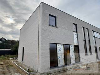 In de Octavie Ceyssensstraat, gelegen in het rustige ’t Locht te Eksel, bieden wij deze halfopen bebouwing aan. De woning bevindt zich in een uiterst rustige en doodlopende straat, waar enkel plaatselijk verkeer komt. Deze ligging staat garant voor rust, privacy, veiligheid en een aangename woonomgeving.<br /><br />Een ideale locatie voor wie wil genieten van rustig wonen in een groene omgeving, zonder in te boeten aan bereikbaarheid en comfort.<br />Casco+ aangeboden met maximale inspraak in de verdere afwerking<br /><br />De woning wordt aangeboden in casco+ afwerking, waarbij reeds een belangrijk deel van de technische en voorbereidende werken wordt uitgevoerd. Zo zijn onder meer de pleisterwerken, elektriciteitswerken, sanitaire leidingen, vloerverwarming en een ventilatiesysteem type D inbegrepen.<br /><br />Wie dat wenst, kan de woning eveneens volledig laten afwerken. Hierbij zijn de materialen, technieken en verdere afwerkingsgraad volledig bespreekbaar en kunnen deze afgestemd worden op jouw persoonlijke smaak, wensen en budget.<br /><br />Zo krijg je de mogelijkheid om jouw nieuwe woning volledig naar eigen hand te zetten.<br /><br />Een doordachte en comfortabele indeling<br /><br />De woning wordt ontworpen met aandacht voor ruimte, licht en hedendaags wooncomfort en omvat onder meer:<br /><br />3 volwaardige slaapkamers<br />Een ruime en lichtrijke leefruimte<br />Een open keuken met zicht op de leefruimte<br />Een moderne en hedendaagse architectuur<br />Een praktische en functionele indeling<br />Volop mogelijkheden om de verdere afwerking naar eigen smaak te bepalen<br />Daarnaast wordt de woning gerealiseerd volgens de nieuwste energie- en isolatienormen, waardoor je kan rekenen op een energiezuinige en toekomstgerichte woning met een hoog wooncomfort en een beperkt energieverbruik.<br />Rustig wonen, vlot bereikbaar<br /><br />De ligging in ’t Locht te Eksel vormt een absolute meerwaarde. Je woont hier in een rustige en aangename omgeving, omgeven door groen en nabij wandel- en fietsroutes. Tegelijk bevinden scholen, winkels en andere lokale voorzieningen zich op een vlotte afstand.<br /><br />Deze woning combineert dan ook het beste van twee werelden: rustig en aangenaam wonen op een unieke locatie, met alle nodige voorzieningen en verbindingswegen binnen handbereik.<br /><br />Ben je op zoek naar een nieuwbouwwoning op een uitzonderlijk rustige ligging, waarbij je nog inspraak hebt in de verdere afwerking en materiaalkeuze? Dan biedt deze woning een unieke kans om jouw toekomstige thuis volledig volgens jouw wensen te realiseren.<br /><br />📞 Contacteer ons gerust voor meer informatie, plannen, prijzen en een vrijblijvende bespreking van de mogelijkheden.<br /><br /><br /> 