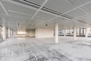 Ontdek dit kwalitatieve en duurzame kantoor van<strong> 419 m²</strong>, uitzonderlijk gelegen vlak bij Brussels Airport. Er zijn kantooroppervlaktes beschikbaar van <strong>500 m² tot 15.216 m²,</strong> waardoor het project geschikt is voor zowel middelgrote als grotere ondernemingen.<br /><br />De locatie biedt een uitstekende bereikbaarheid dankzij de directe aansluiting op de A201 en de R0. Via de nabijgelegen <strong>E40 en E19 </strong>zijn Brussel en de belangrijkste economische centra van het land snel en vlot bereikbaar.<br /><br />Het project bestaat uit 5 kantoorgebouwen, elk voorzien van een eigen ontvangsthal. Een centraal knooppunt verbindt de gebouwen met elkaar en biedt toegang tot een uitgebreid aanbod aan faciliteiten, waaronder gedeelde vergaderzalen, een lounge met barista, een restaurant, winkel, persoonlijke conciërgedienst, wasserette en fitness.<br /><br />Op het vlak van duurzaamheid beschikt Airport Plaza over een <strong>BREEAM Excellent-certificering</strong> en een uitstekende energie- en comfortprestatie. De gebouwen zijn uitgerust met onder meer akoestische isolatie, metalen systeemplafonds, HVAC en verse luchttoevoer. De kantoren genieten bovendien van een aangename lichtinval en een hoogwaardige afwerking.<br /><br />Het complex beschikt over <strong>689 overdekte en 67 buitenparkeerplaatsen</strong>, aangevuld met elektrische laadpunten en motorfietsparkings.<br /><br />Contacteer <strong>PANORAMA B2B</strong> voor bijkomende inlichtingen, plannen of een vrijblijvend bezoek: <strong>0477 09 00 09.</strong>