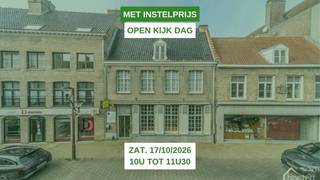 <strong>-- NIEUWE VOORWAARDEN -- De vermelde prijs is een instelprijs waarop er een bod/voorstel mag gedaan worden --<br />-- OPEN KIJK DAG op zaterdag 17/10/2026 van 10u tot 11u30 --</strong><br />VEURNE: Karaktervol eigendom, type herenwoning, in het bruisende hart van Veurne-centrum, met een waaier van mogelijkheden!<br />Wat ooit nog deel uitmaakte van een klooster, tot zelfs een notarishuis, was de laatste decennia vooral gekend als "De Kaashoeve". Het pand is dus gekend als handelspand maar omdat het eigendom een beschermd monument is, ligt een functiewijzing naar woning of vakantiewoning zeker binnen de mogelijkheden. Er zijn reeds vermeldingen van het eigendom in de tweede helft van de 18de eeuw! <br />Op het gelijkvloers vinden we eerst de vroegere winkelruimte die een waaier aan opportuniteiten beidt: woon- en leefruimte, restaurant, koffiehuisje, bureel/kantoor, praktijkruimte,... Met de authentieke schouw en de prachtige trappenhall is dit echt een ruimte die naar eigen smaak kan ingericht worden. Via een sas is er toegang naar de kelder en een apart toilet. Verder komen we een woonkamer en keukenruimte tegen, gevolgd door een berging/wasplaats en een wijnkelder eronder. <br />Via de riante trappenhall komen we op het eerste verdiep met, hoe eigenaardig het ook mag klinken, een nachthall met mogelijkheden (bureau ofzo...). De 3 slaapkamers bieden zeker voldoende ruimte om deze naar eigen belangen in te richten. De badkamer werd een 20-tal jaren gerenoveerd en biedt een ligbad, douche en lavabomeubel. Het toilet bevindt zich apart. <br />De prachtige trappenhall brengt ons tot slot boven op de zolder die een gigantische ruimte biedt met wederom heel wat mogelijkheden. <br />Misschien denkt U wel: weer zo'n woning in het centrum waar je niet buiten kan... Fout! Er is een ruim terras voorzien waarbij in de zalige zomerdagen ook van de zon kan genoten worden én van uw eigen privacy! Enkele buitenbergingen maken dat we alle ruimtes nu overlopen hebben. <br />Meer informatie over het beschermd statuut van het eigendom vindt U via volgende link: https://inventaris.onroerenderfgoed.be/aanduidingsobjecten/149480. <br />Extra's: renovatiesubsidies mogelijk gezien beschermd monument én daardoor ook geen renovatieverplichting, asbestvrij, mogelijkheid garage vlakbij, super centrale ligging en tal van mogelijkheden, extra garage op héél korte wandelafstand mogelijk.<br />De laatste 7 foto's geven een indruk hoe het pand kan worden ingericht, AI-bewerking. <br />Prikkelt deze omschrijving U alvast? Aarzel dan niet en neem contact op met de makelaar en plan gerust uw vrijblijvend bezoekje ter plaatse.