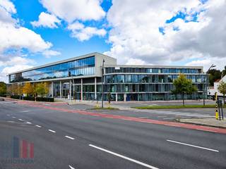 Bent u op zoek naar een<strong> instapklaar kantoor </strong>op een rustige locatie met alle comfort inbegrepen? Dit gelijkvloerse kantoor in het moderne <strong>Katelijnepoort Business Center</strong> biedt een professionele en aangename werkomgeving waar u zich volledig kunt focussen op uw onderneming.<br /><br />De lichtrijke <strong>kantoorruimte van 148 m²</strong> wordt aangeboden aan een <strong>all-in huurprijs</strong> en omvat elektriciteit, verwarming, airconditioning, internet (vast netwerk en wifi), gebruik van de vergaderzaal, poetsen van de ramen en wekelijkse reiniging van het kantoor. Daarnaast geniet u van het gebruik van de gemeenschappelijke faciliteiten zoals toiletten, ontspanningsruimte, douches, keuken en refter. Ook de roerende voorheffing is inbegrepen.<br /><br />Voor extra comfort kunnen er maximaal 5 parkeerplaatsen bijgehuurd worden aan €80 per parkeerplaats per maand.<br />Een ideale opportuniteit voor ondernemingen die op zoek zijn naar een representatieve, verzorgde en zorgeloze kantoorruimte op een aangename en rustige locatie, zicht op Ringvaart,  water en Brugse binnenstad.<br /><br />Contacteer <strong>PANORAMA B2B</strong> voor bijkomende inlichtingen of een vrijblijvend plaatsbezoek <strong>0479 70 70 73</strong>.