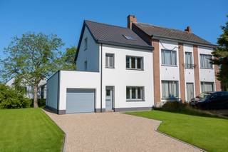 Volledig gerenoveerde en energiezuinige woning met 3 ruime slaapkamers, garage en aangelegde zuid gerichte tuin op 835 m², centraal gelegen te...